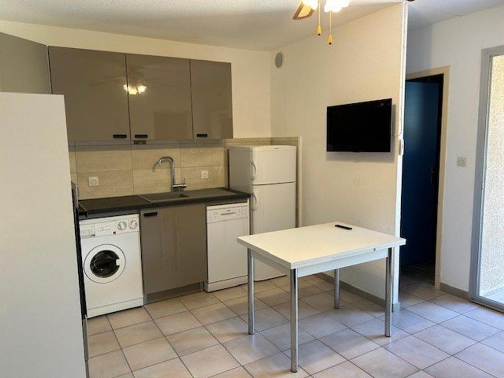 Kuchnia lub aneks kuchenny w obiekcie T3 avec Terrasse Spacieuse, Proche Plage, 4 Pers., Parking Inclus - FR-1-701-27