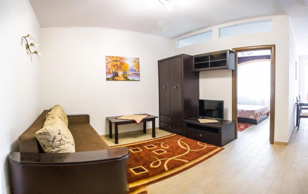 un salon avec un canapé et une télévision dans l'établissement Apartamenty Stepana Bandery 35, à Trouskavets