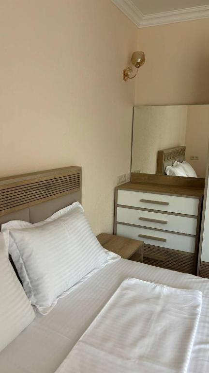 Postel nebo postele na pokoji v ubytování Dililuxe Hotel