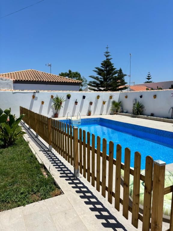 The swimming pool at or close to Fantástico chalet con piscina 2 km de la barrosa