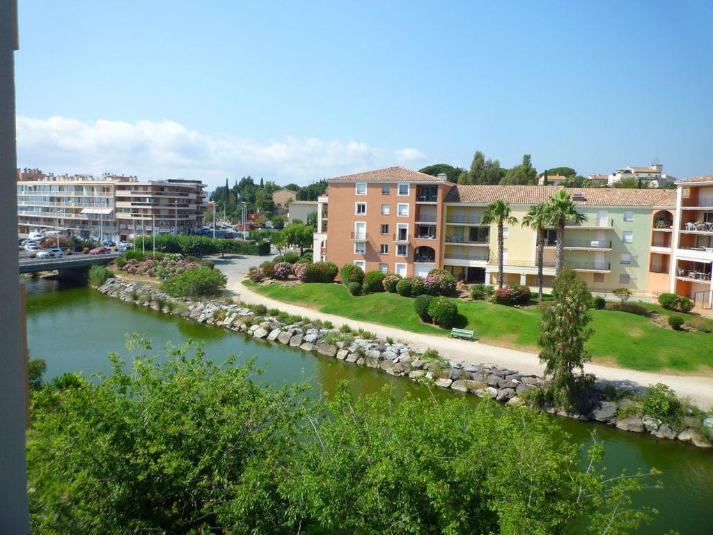 une rivière dans une ville avec des bâtiments et des condos dans l'établissement Studio climatisé 2 personnes avec terrasse et piscine, à Sainte-Maxime