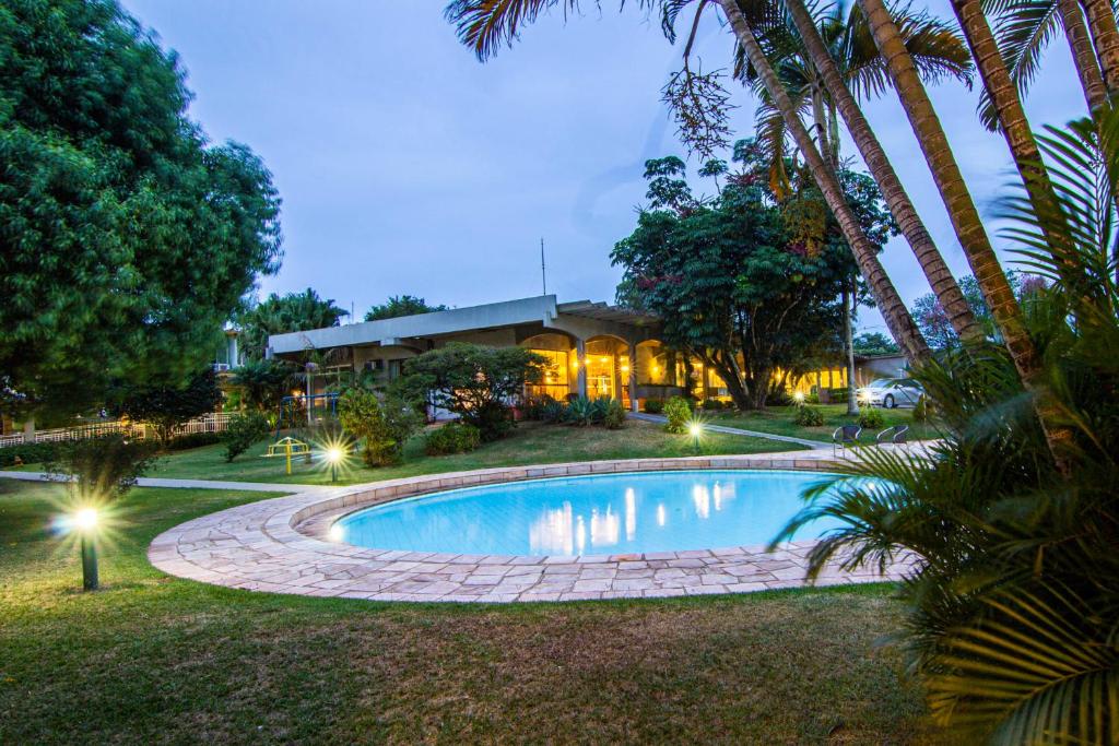 Bazén v ubytování Hotel Deville Express Cascavel nebo v jeho okolí