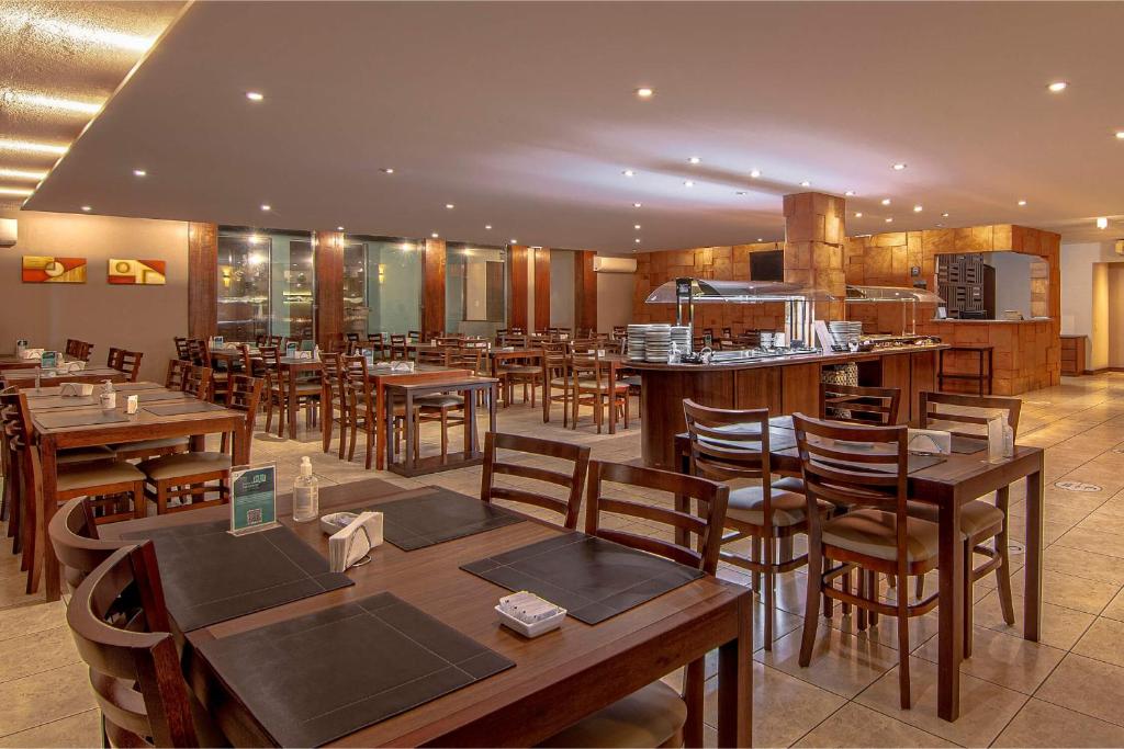 Restaurace v ubytování Hotel Deville Express Cascavel