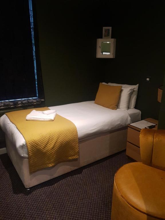 Letto o letti in una camera di Old Ship Inn Hackney
