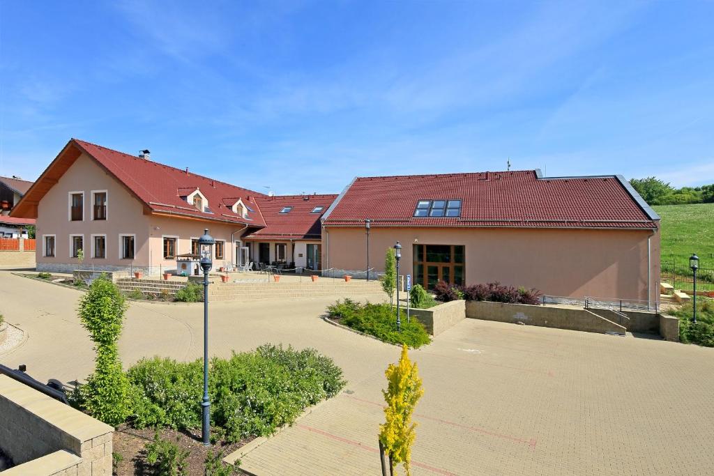 un gran edificio con techo rojo en Penzion Harmonie, en Žlutice