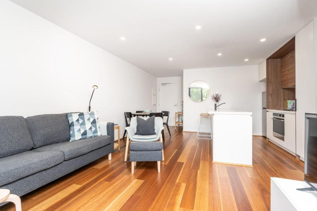 A cozinha ou cozinha compacta de Beautiful Art Apartment near Tram and Shops! - Hosted by CanStay