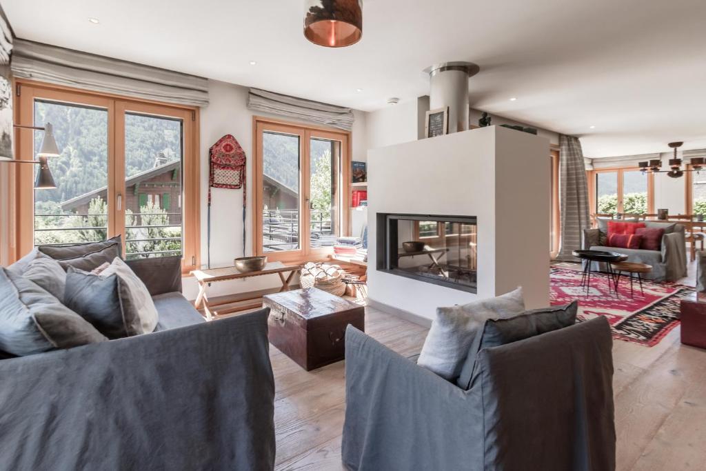 un salon avec un canapé et une cheminée dans l'établissement Chalet Moussoux - Hammam prive, à Chamonix-Mont-Blanc