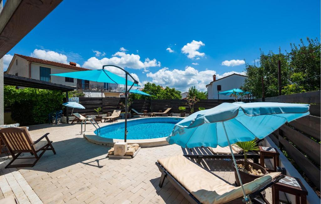 Πισίνα στο ή κοντά στο Cozy Apartment In Peroj