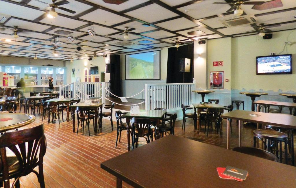 A restaurant or other place to eat at Lovely Apartment In Alhama De Murcia