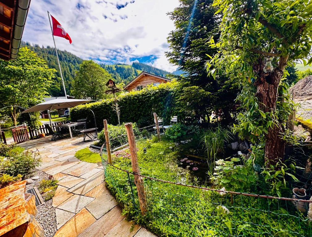 Κήπος έξω από το The Swiss Paradise 2 Apartment with Garden, Whirlpool, and Mountain Panorama