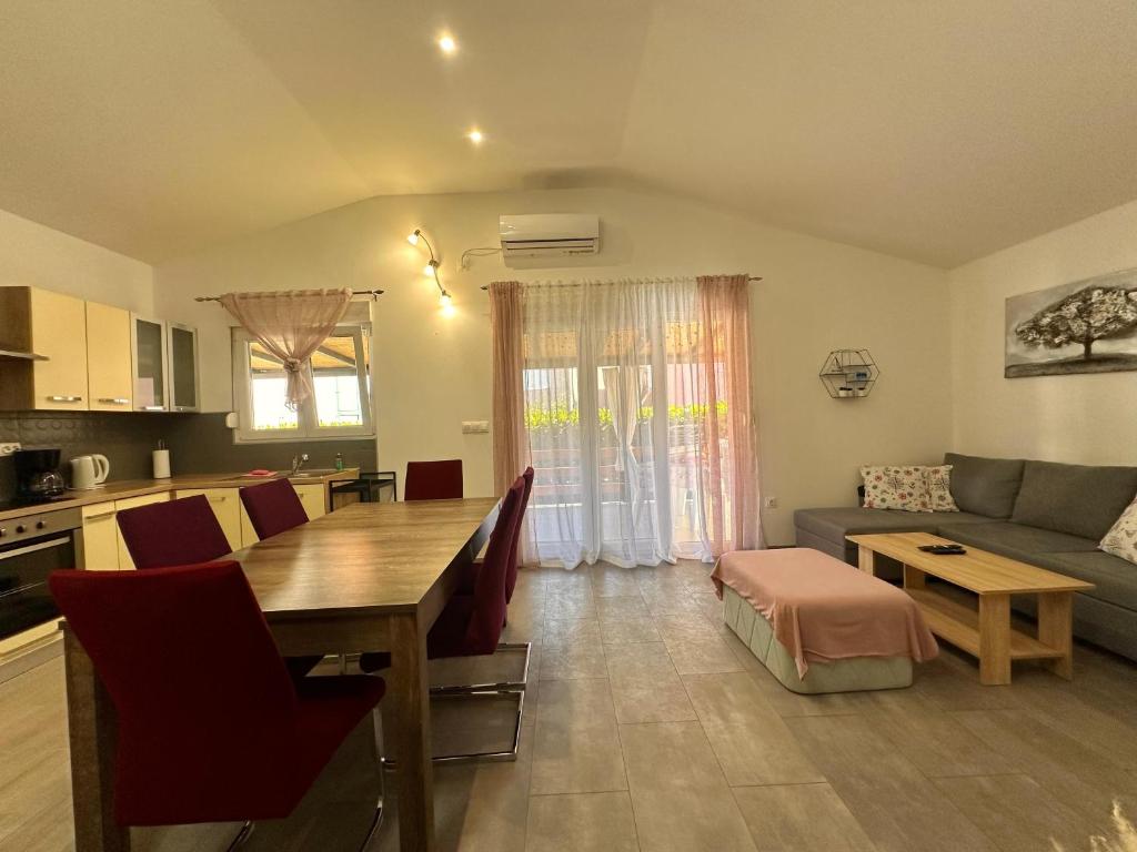 Kuchyň nebo kuchyňský kout v ubytování Holiday Home Pakoštane