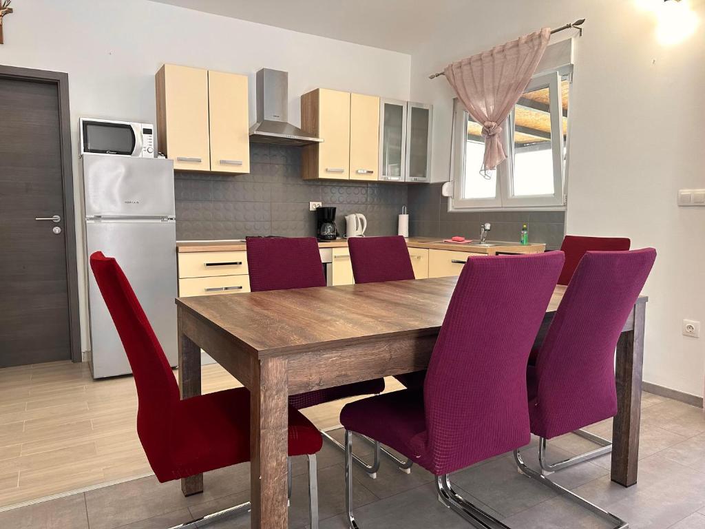 Kuchyň nebo kuchyňský kout v ubytování Holiday Home Pakoštane