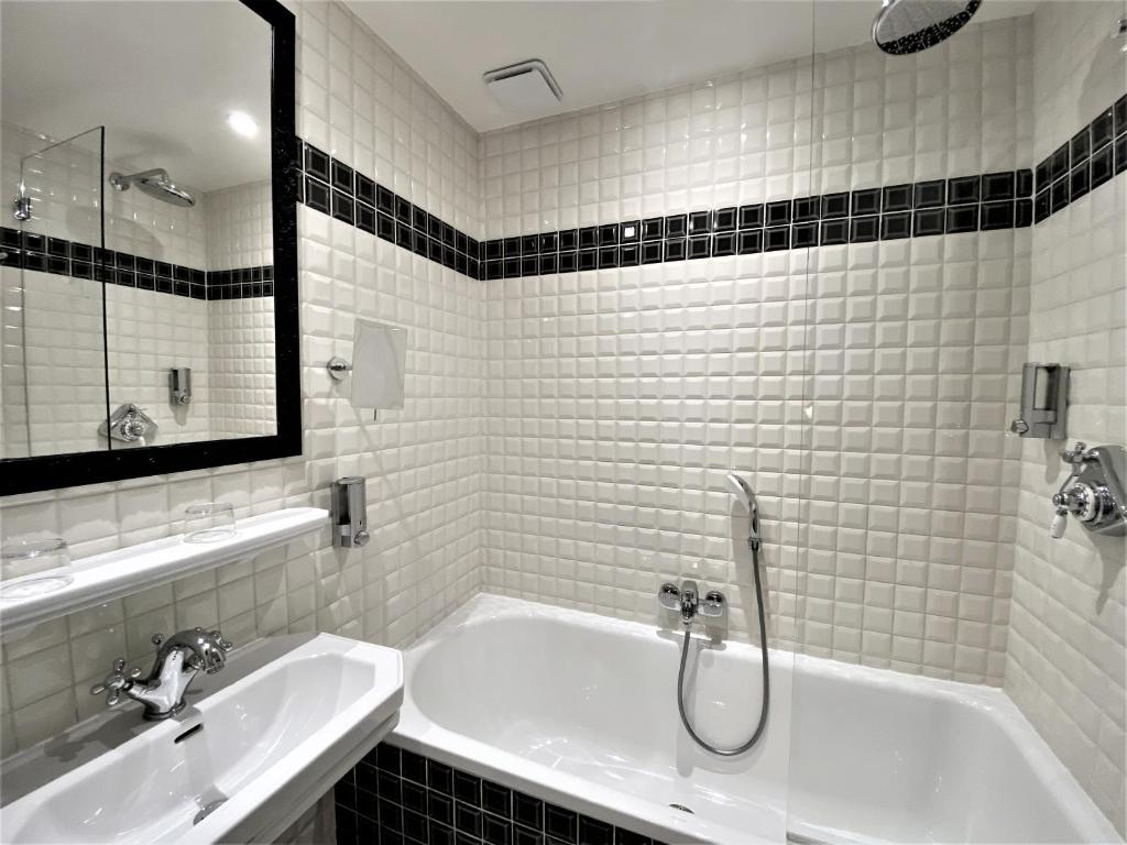 Hôtel Le Cercle Tour Eiffel - Resim 35