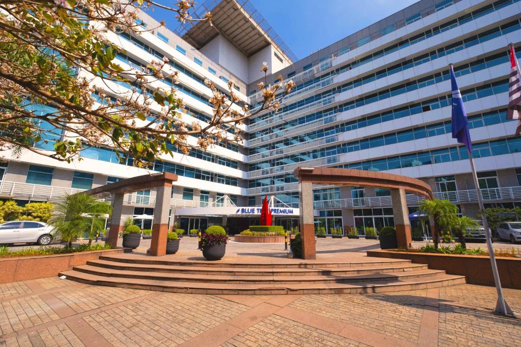 un edificio frente a un edificio en Blue Tree Premium Verbo Divino - Nações Unidas, en São Paulo