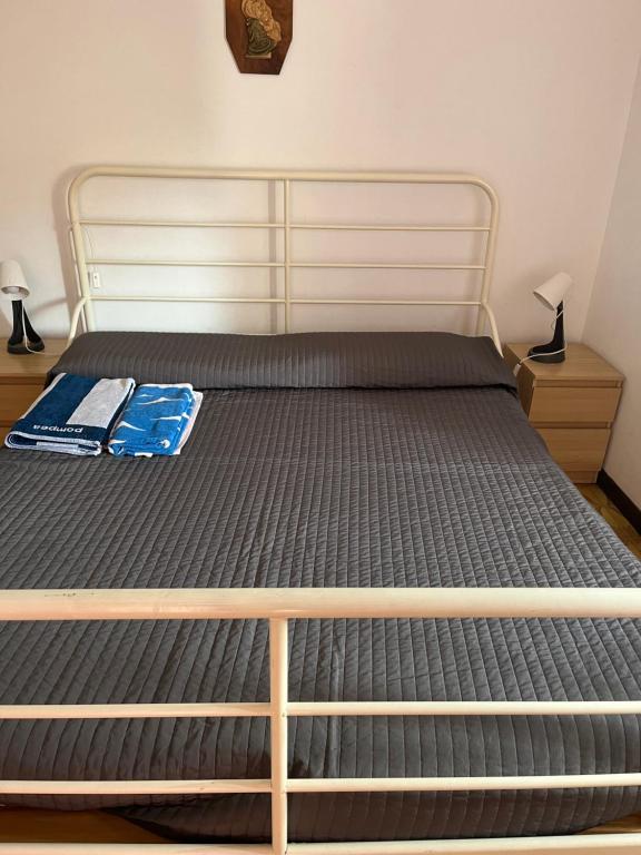 Łóżko lub łóżka w pokoju w obiekcie Casa del mare Ligure Borgio Verezzi