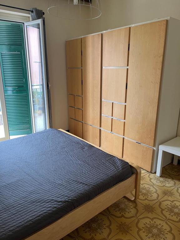Łóżko lub łóżka w pokoju w obiekcie Casa del mare Ligure Borgio Verezzi