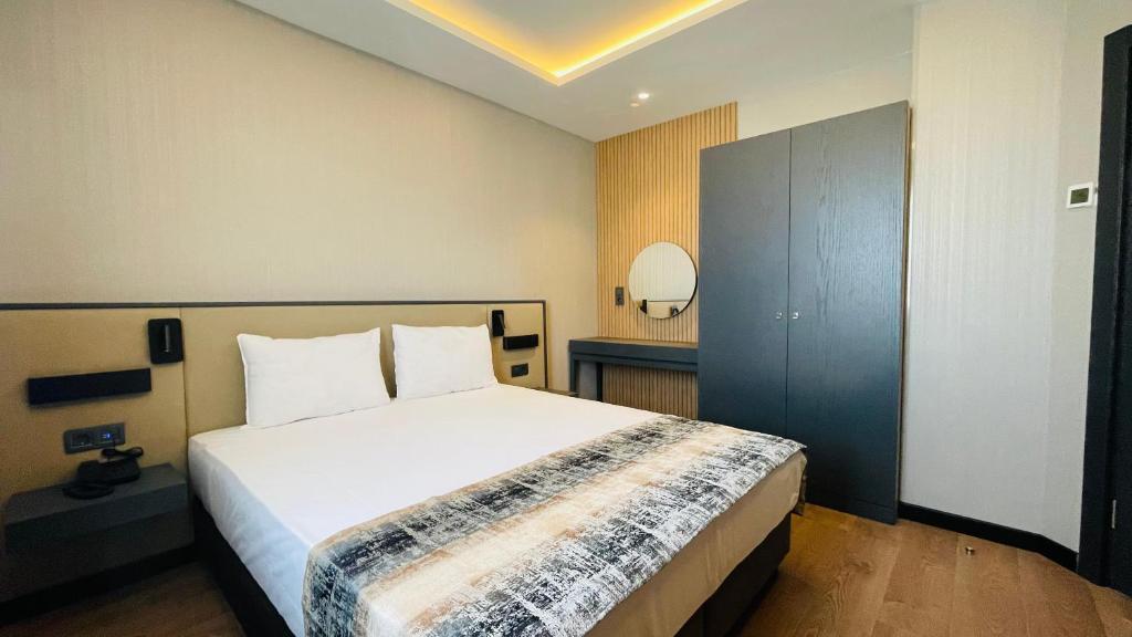 En eller flere senge i et værelse på Osmanbey Fatih Hotel