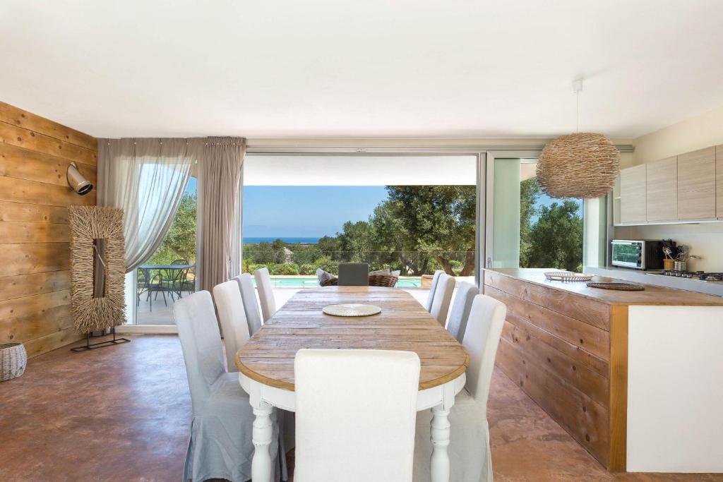 kuchnia i jadalnia ze stołem i krzesłami w obiekcie Villa Lisy by Perle di Puglia w mieście Carovigno