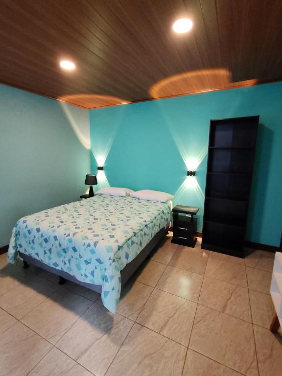 Postel nebo postele na pokoji v ubytování Mi Casa Su Casa Monteverde