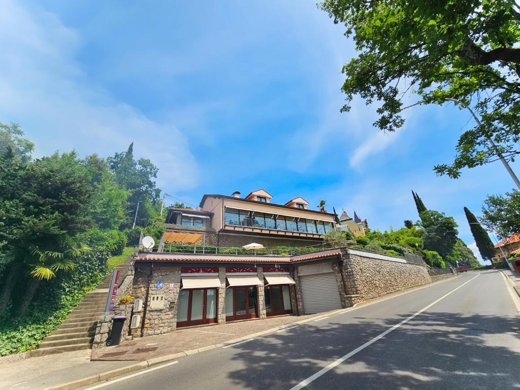 Budynek, w którym mieści się apartament