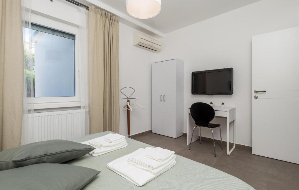 TV a/nebo společenská místnost v ubytování Nice Apartment In Lovran With Wifi