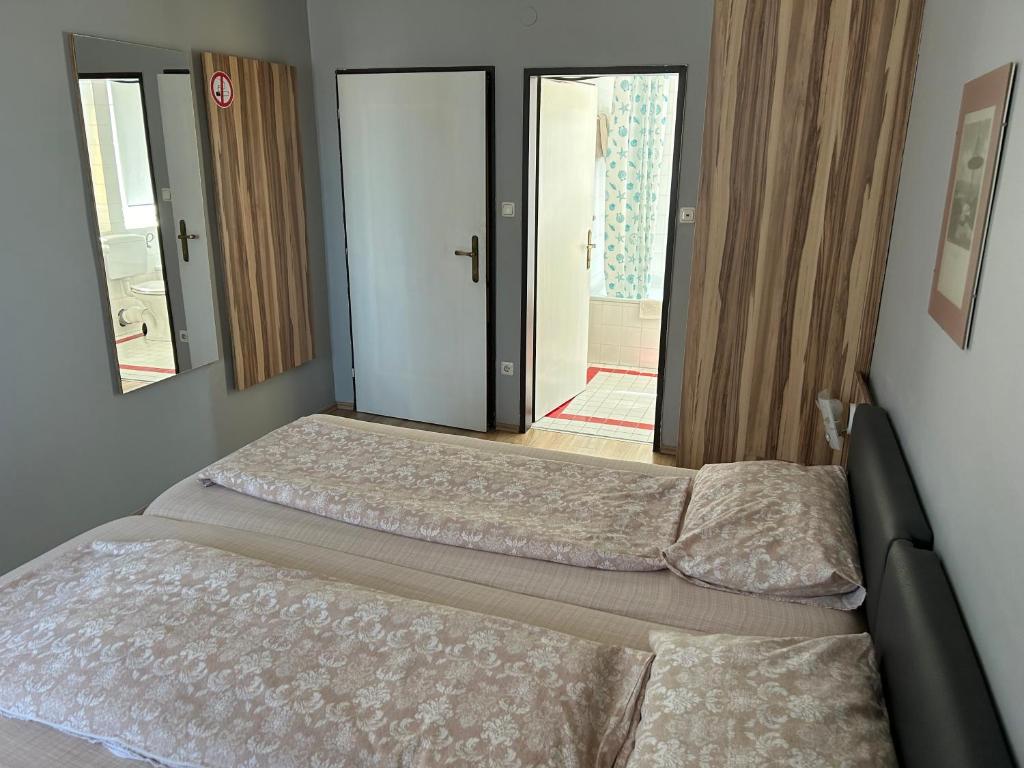 Postel nebo postele na pokoji v ubytování ''Am Limes'' Hotel