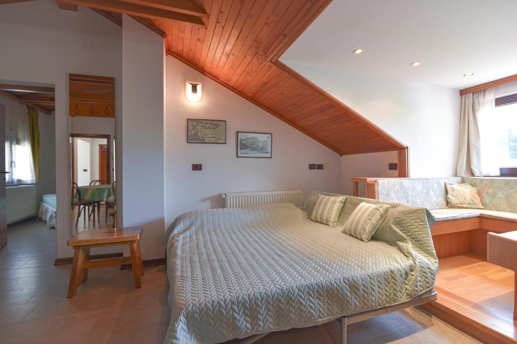 Łóżko lub łóżka w pokoju w obiekcie Apartments Villa Vosilla