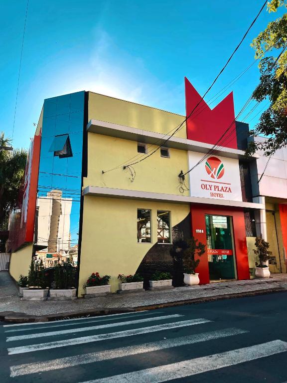 a building on the side of a street at Hotel Oly Plaza in Piracicaba