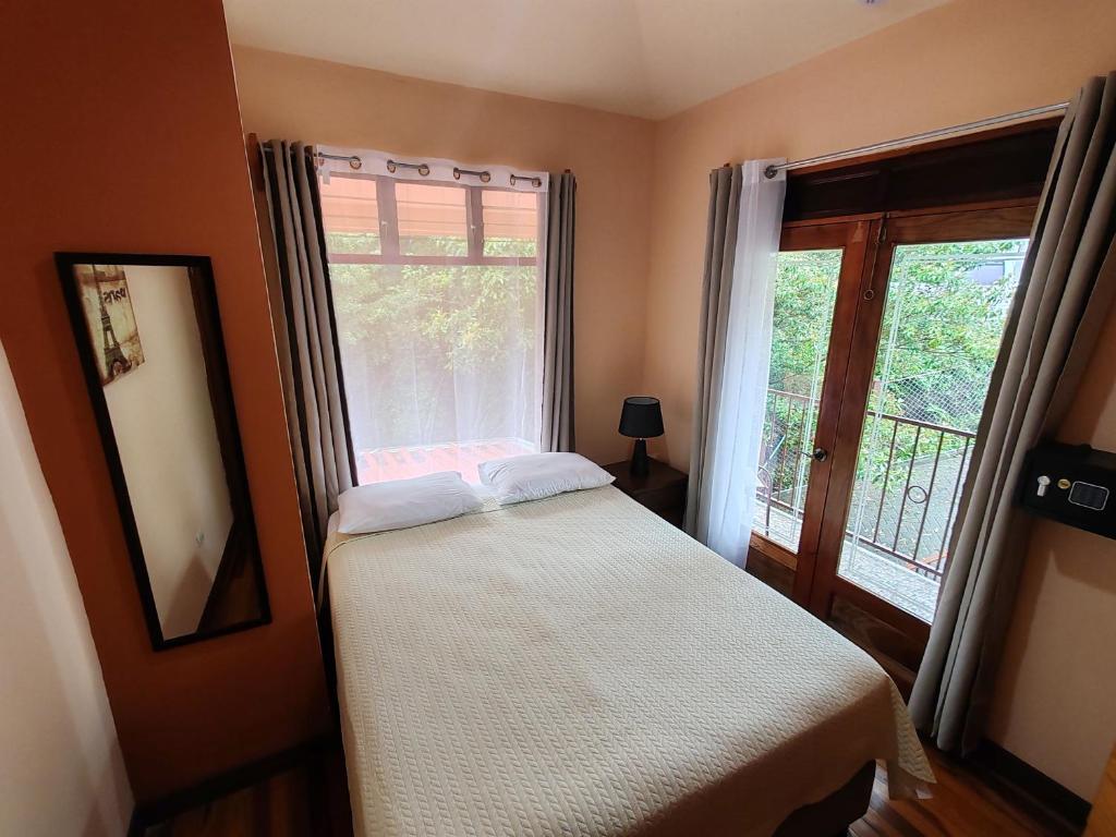 Postel nebo postele na pokoji v ubytování Mi Casa Su Casa Monteverde