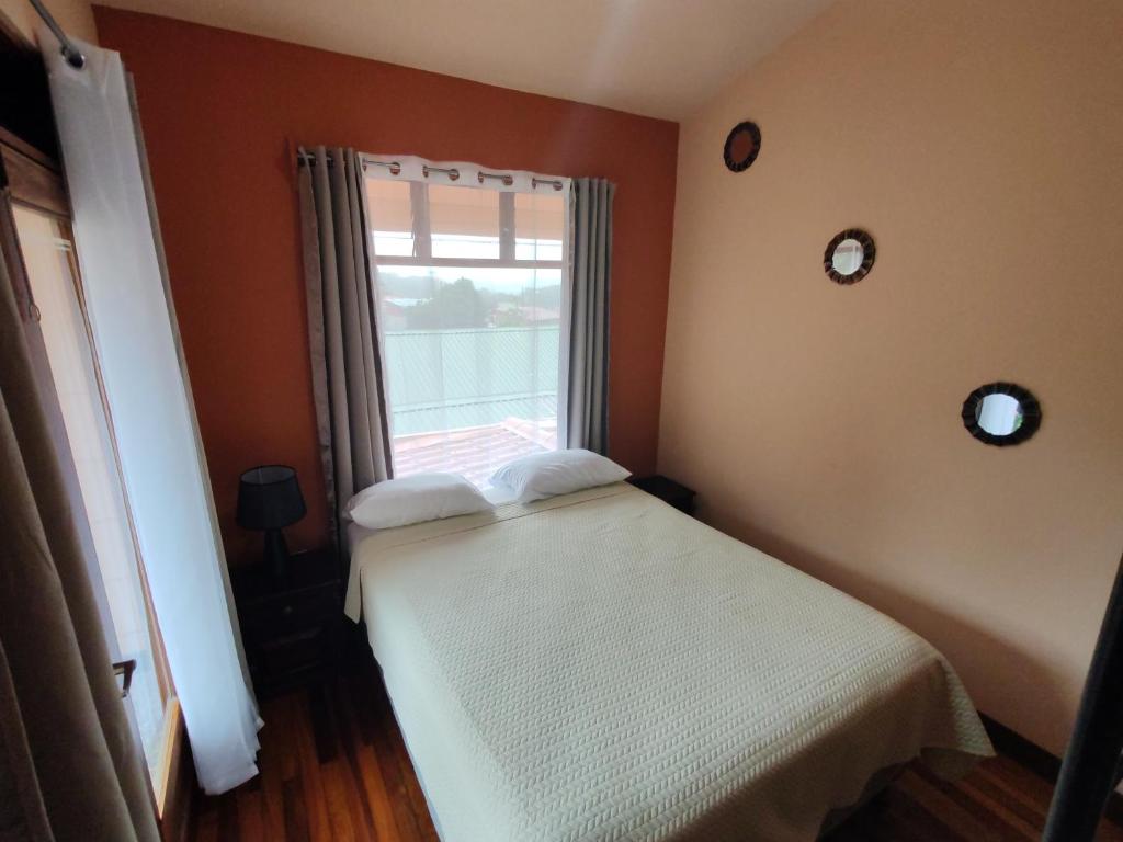 Postel nebo postele na pokoji v ubytování Mi Casa Su Casa Monteverde