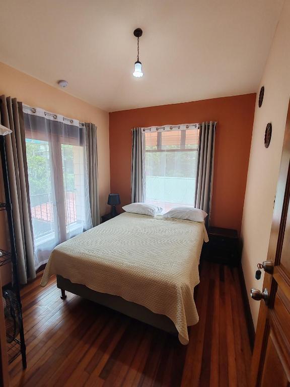 Postel nebo postele na pokoji v ubytování Mi Casa Su Casa Monteverde