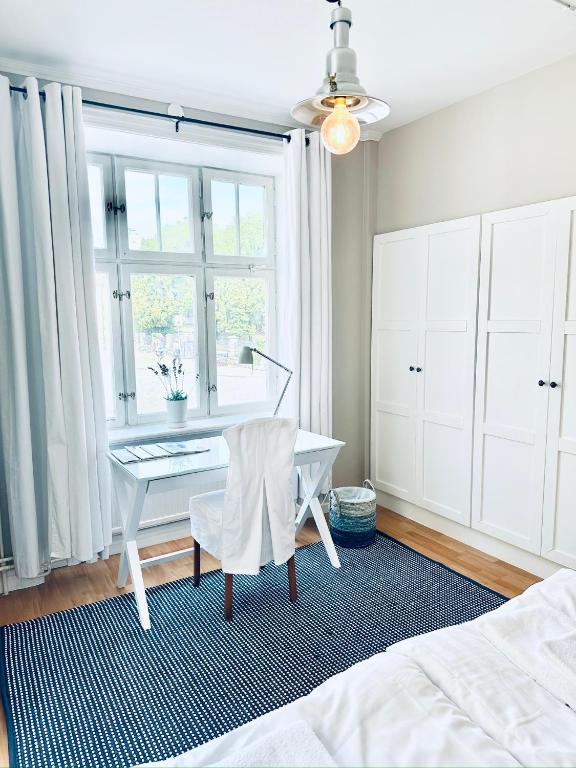 Postel nebo postele na pokoji v ubytování Wisby Residence