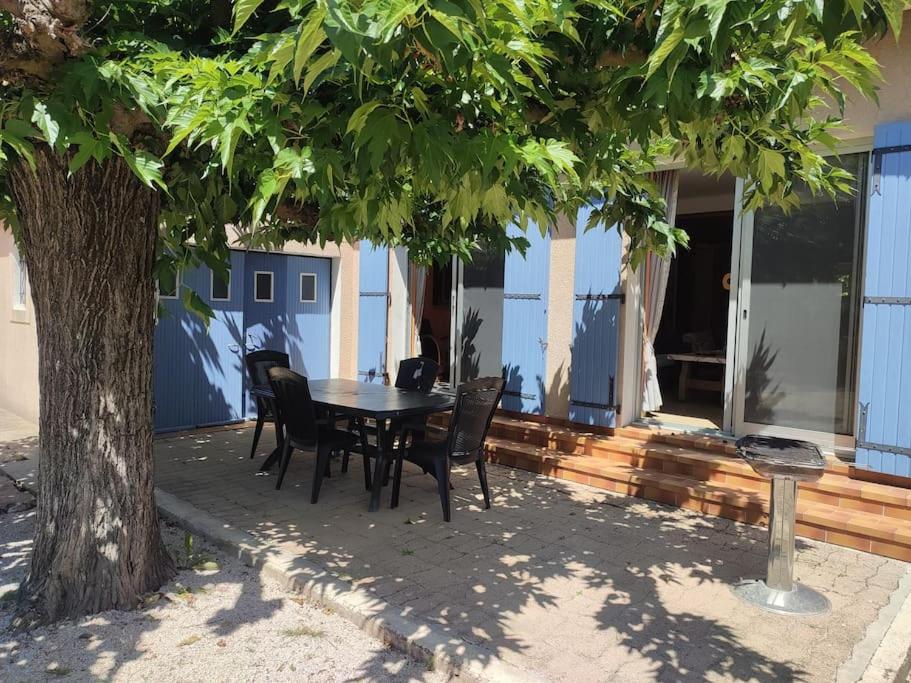 Αίθριο ή υπαίθριος χώρος στο Maison confortable avec grand jardin