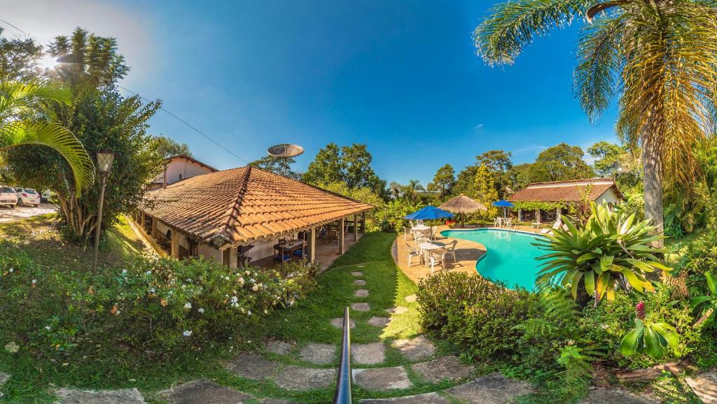 una vista aerea di un resort con piscina di Pousada da Gibinha a Campina do Monte Alegre