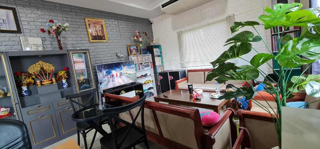TV a/nebo společenská místnost v ubytování TM Touch Homestay