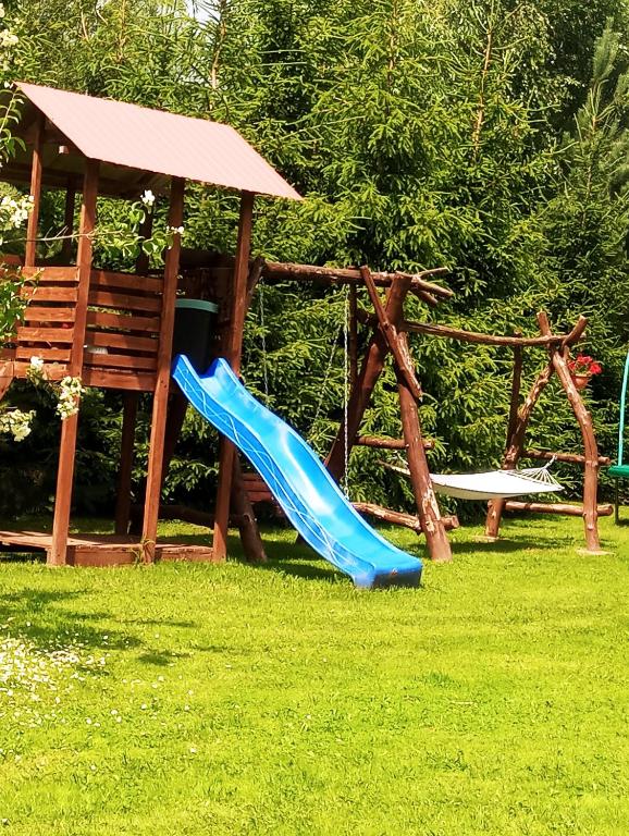 Herní místnost nebo prostor pro děti v ubytování Atostogų namelis kaime