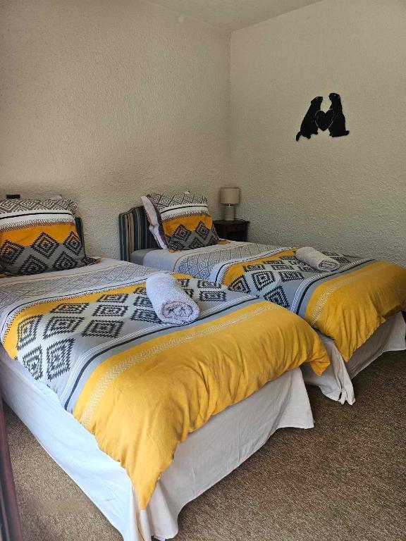 Postel nebo postele na pokoji v ubytování Cinéma, Chambre Privée Au Le Refuge Du Phoenix