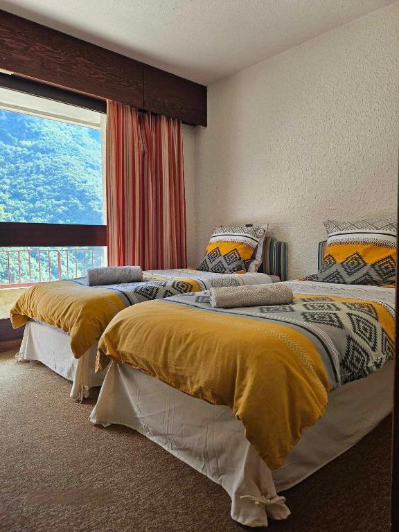 Postel nebo postele na pokoji v ubytování Cinéma, Chambre Privée Au Le Refuge Du Phoenix