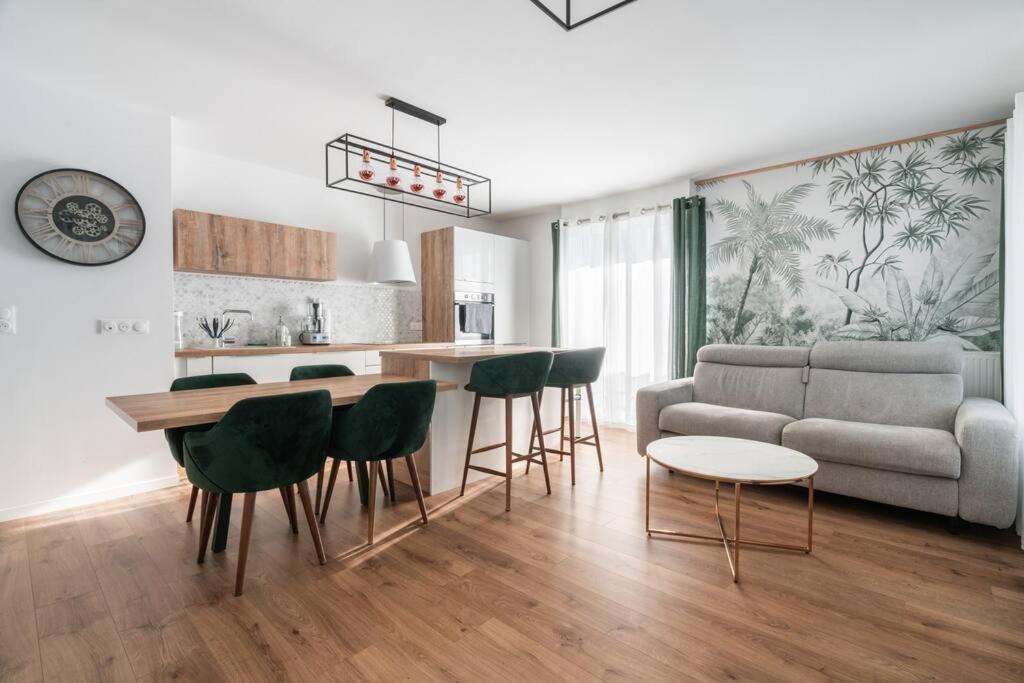 un salon avec un canapé, une table et des chaises dans l'établissement 80m2 avec salle de sport JO, à Saint-Denis