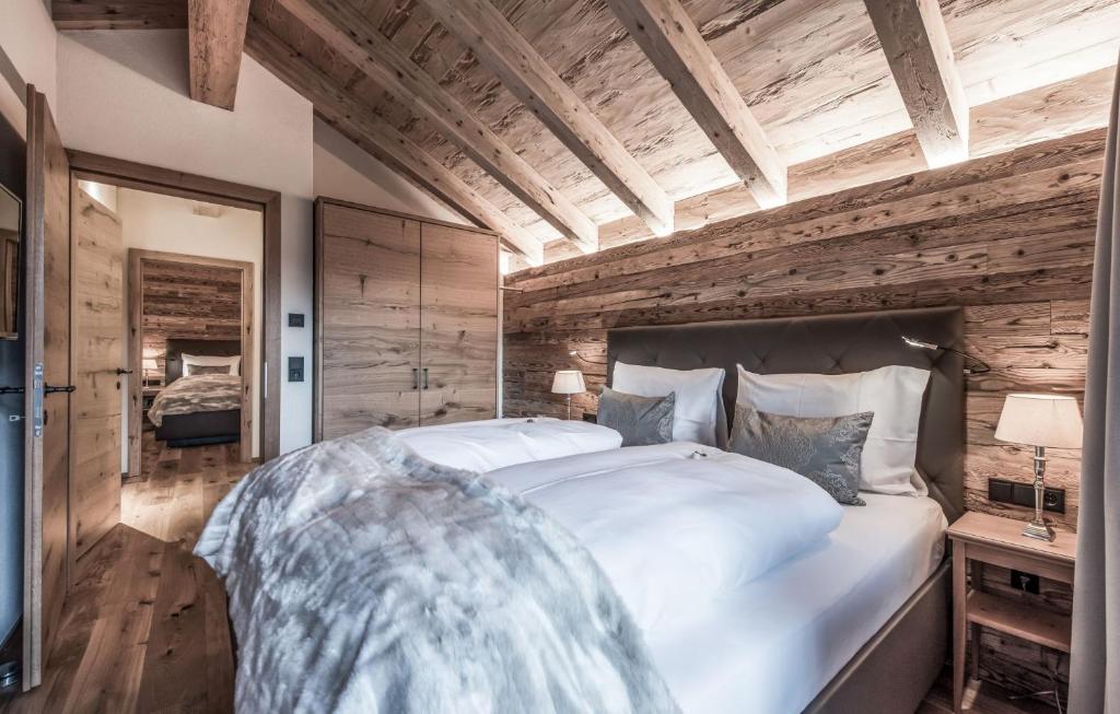 Posteľ alebo postele v izbe v ubytovaní Aadla Walser-Chalets mit privater Sauna, Hotpot und Hotelservice