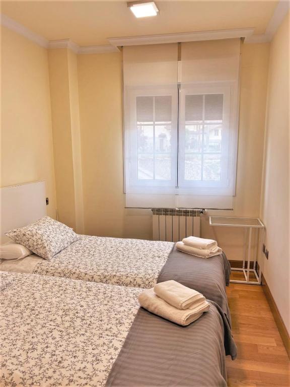 Posteľ alebo postele v izbe v ubytovaní Apartamentos Del Pisuerga
