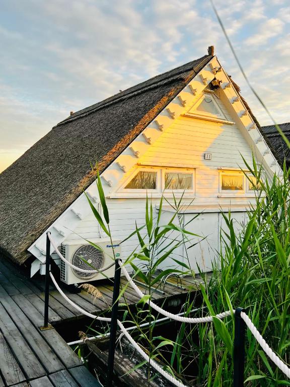 Fotografie z fotogalerie ubytování Seehütte Neusiedlersee - Seehaus inklusive Elektroboot v destinaci Rust
