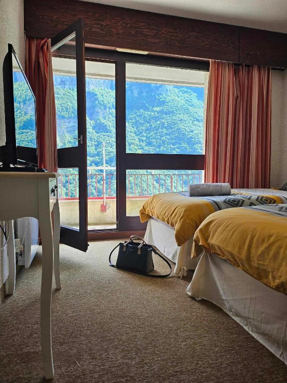 Postel nebo postele na pokoji v ubytování Cinéma, Chambre Privée Au Le Refuge Du Phoenix