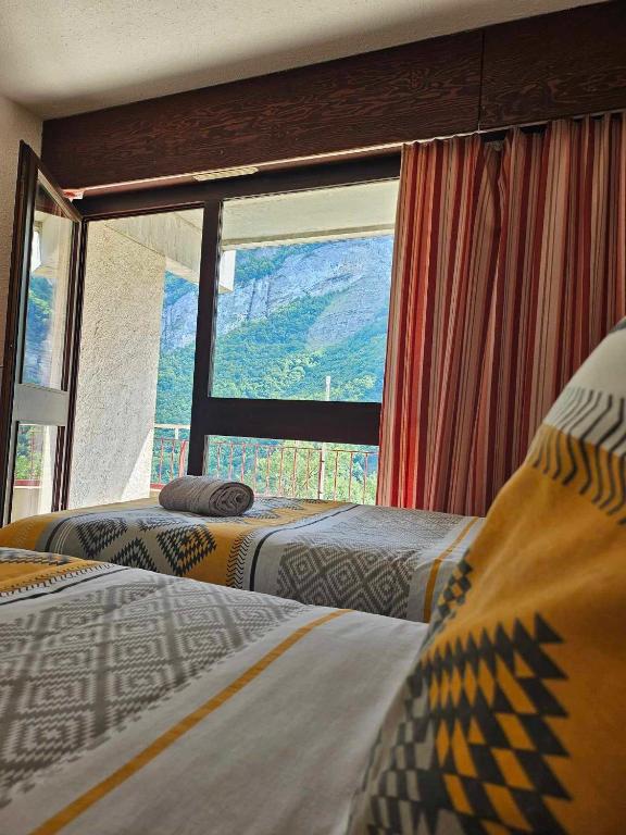 Postel nebo postele na pokoji v ubytování Cinéma, Chambre Privée Au Le Refuge Du Phoenix