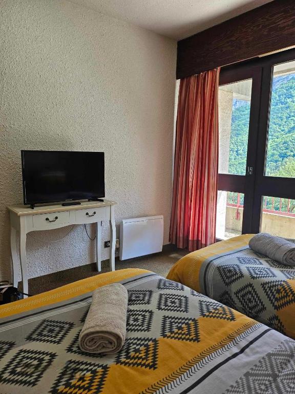 Postel nebo postele na pokoji v ubytování Cinéma, Chambre Privée Au Le Refuge Du Phoenix
