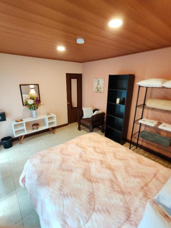 Postel nebo postele na pokoji v ubytování Mi Casa Su Casa Monteverde
