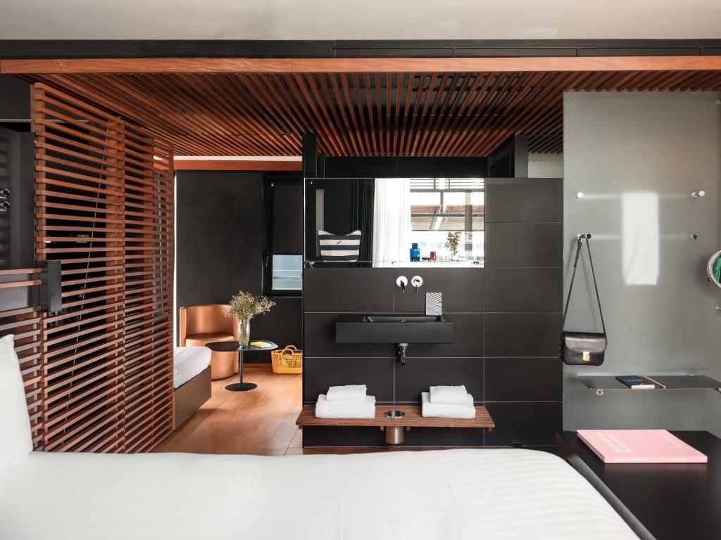 
Horizon Suite - with Seine River View
