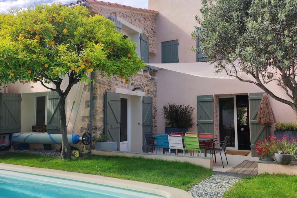 Kolam renang di atau dekat dengan Maison provençale en pierre avec piscine privée