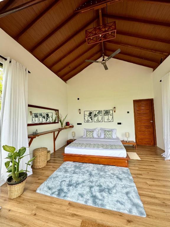 Postel nebo postele na pokoji v ubytování Paarvie Sigiriya