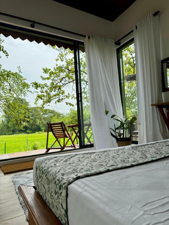 Postel nebo postele na pokoji v ubytování Paarvie Sigiriya